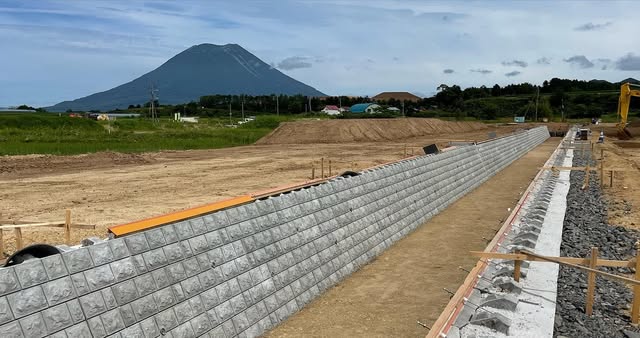 法面に施工された間知ブロック